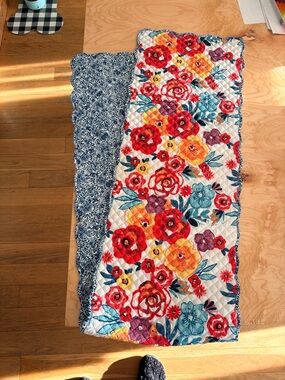 Pioneer Woman Table Runner in White with Multicolor Flowers Reversible
